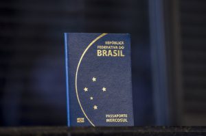 Passaporte brasileiro usado desde 2015